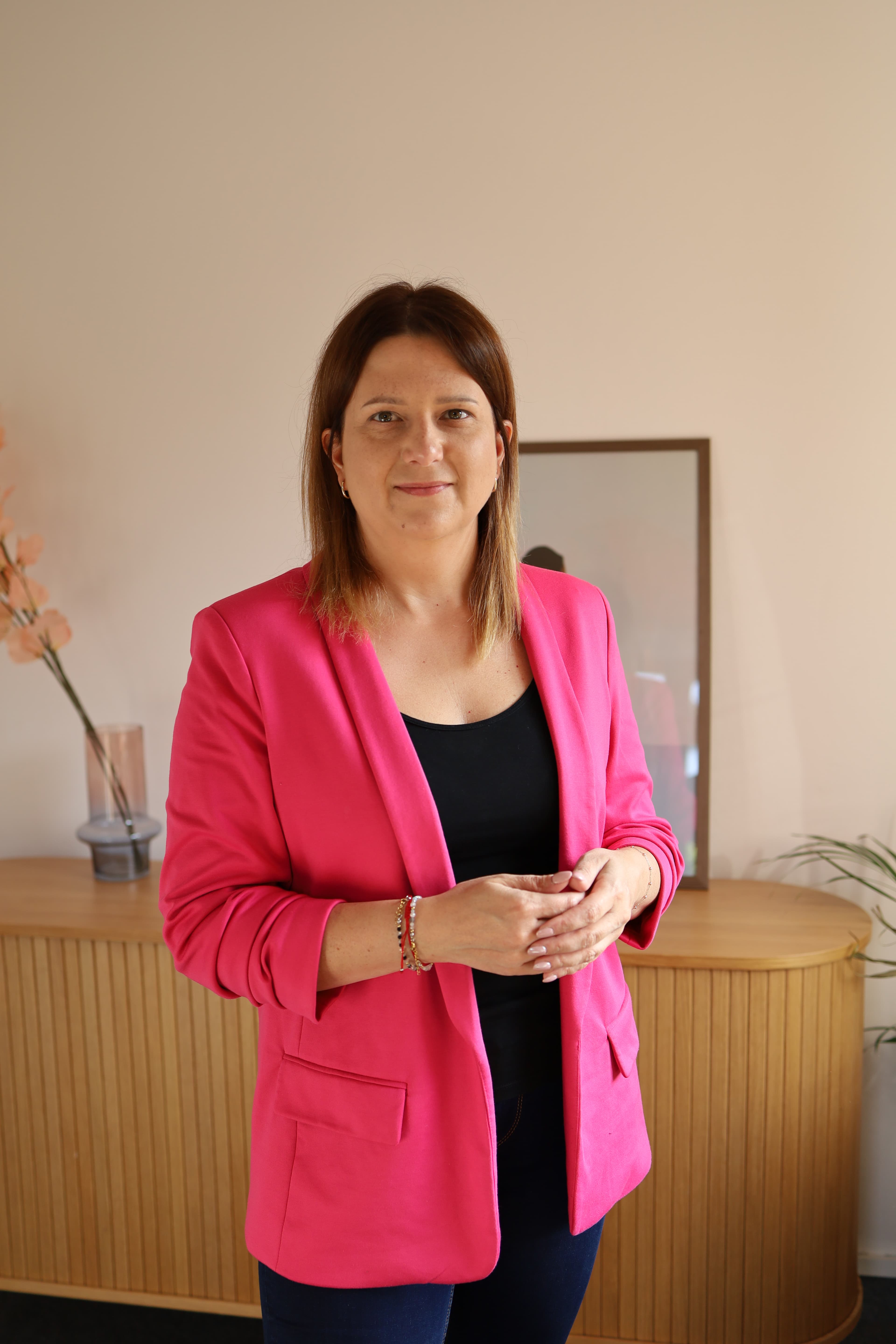 Anna Trzebuniak w różowej marynarce